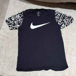 Nike women’s Black Graphic Sleeve T-Shirt